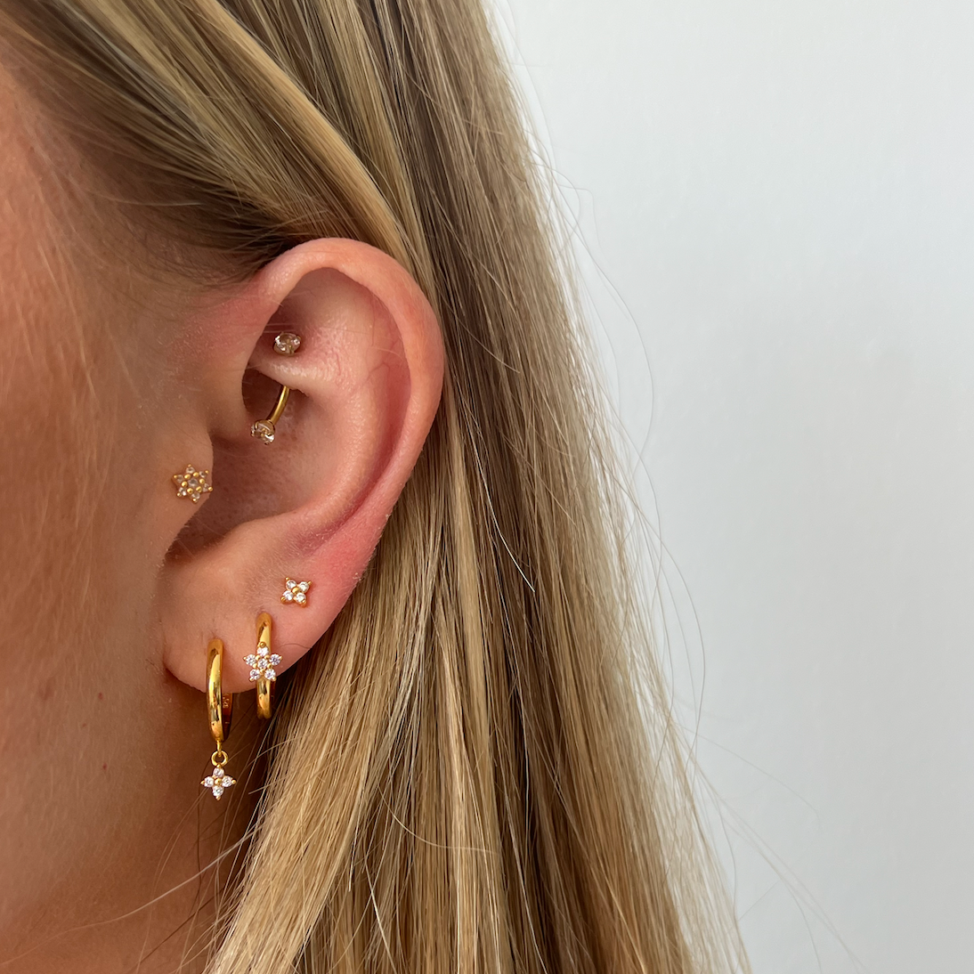 composition d'oreille dorée boucles tendances et piercings